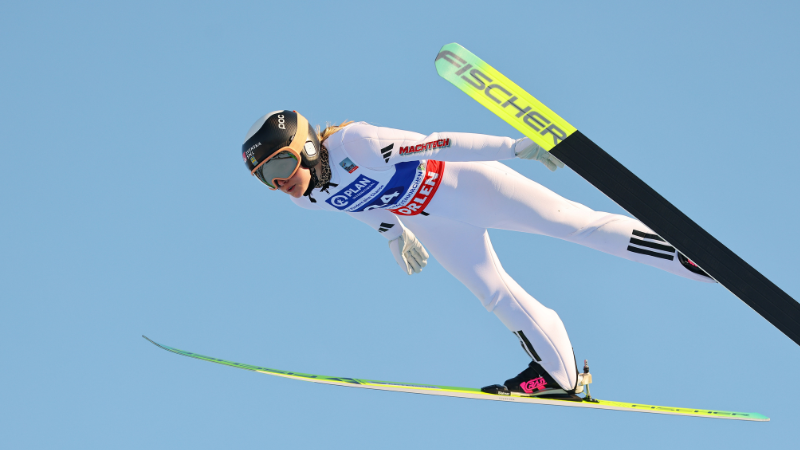 Frida Westman hoppar i Garmisc-Partenkirchen. Foto: Bildbyrån.