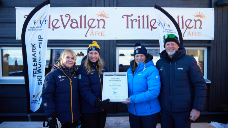 Svenska skidförbundet och Trillevallen diplomeras för väl genomförda världscupstävlingar.  