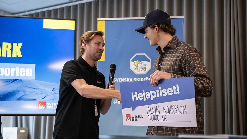 Alvin Noaksson tar emot Svenska Spels Hejapris under SSFs medieupptakt i Stockholm. Foto: Bildbyrån. 